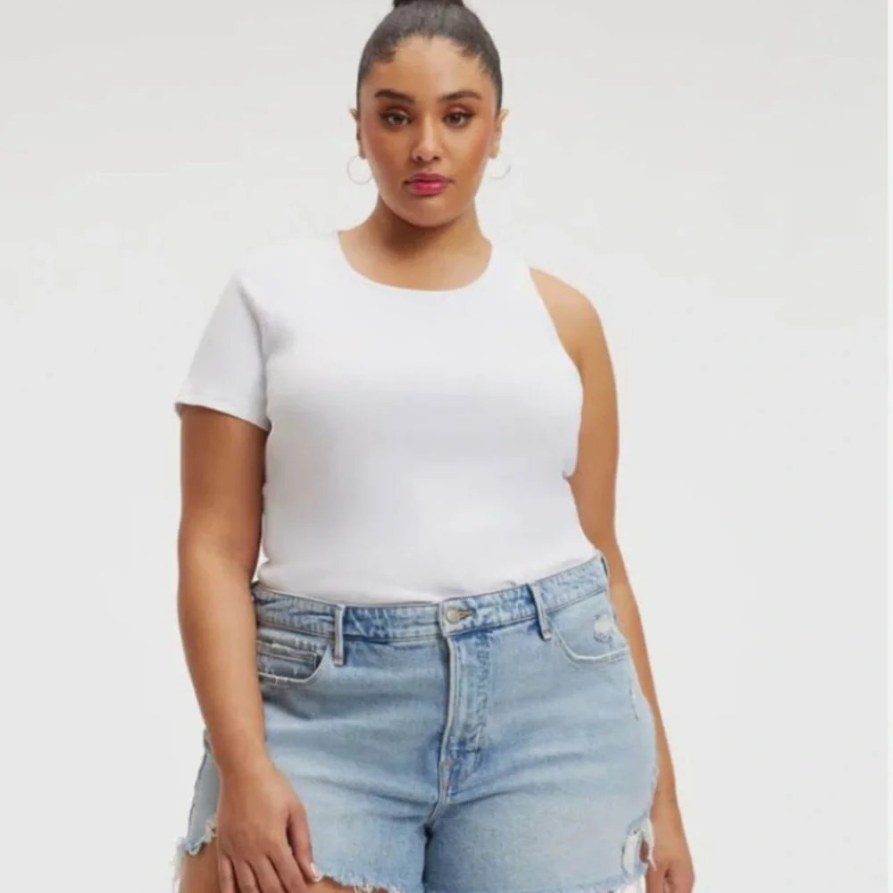 GOOD AMERICAN ASYMMETRIC OPEN BACK TEE